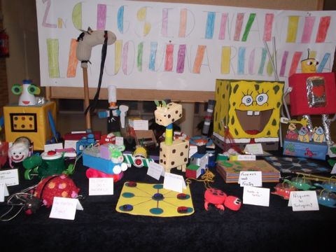 Exposició de joguines fetes amb material de rebuig